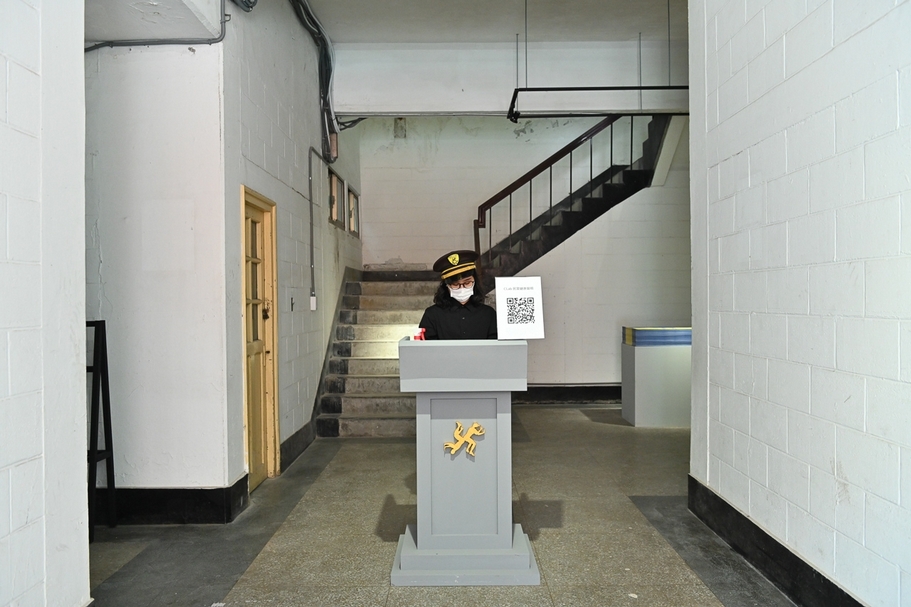 美援大樓展演空間在展覽中被設定為「犬儒共和國駐中華民國大使館」。（空總臺灣當代文化實驗場提供）