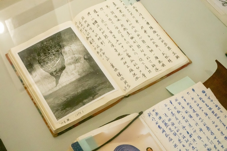 「姚瑞中：犬儒共和國」中展出「人下人」等系列之大量創作手稿。（攝影／王士源）