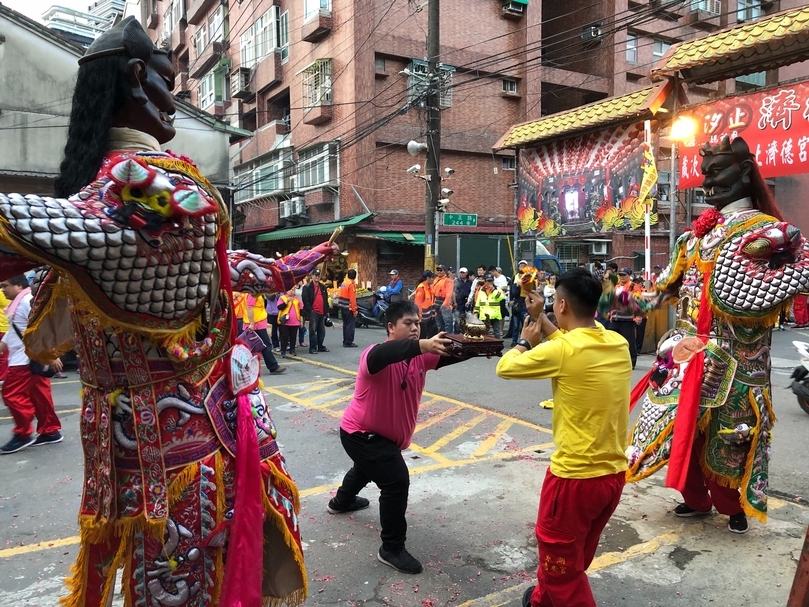 《踅市場．拜媽祖》導演：新北市秀峰國小｜2020｜台灣｜紀錄片｜10 分鐘｜在汐止的中正市場，有間歷史悠久的媽祖廟。祂因《通靈少女》聞名遐邇，同時也是大家的信仰中心。平時很少到廟宇的小朋友們，來探訪媽祖的「家」，在香火繚繞的濟德宮裡，除了神明、信眾，還遇見什麼特別的人事物呢？媽祖要搬家，這又是怎麼一回事？