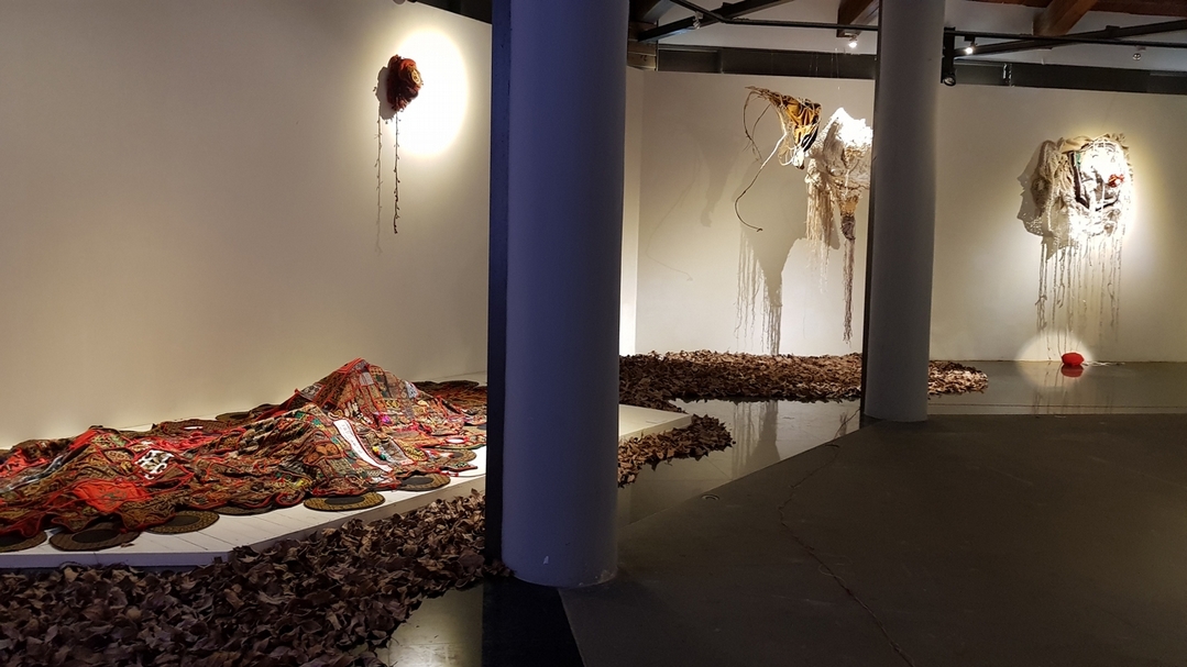 「纏繞Lemikalik-武玉玲個展」展覽現場。（攝影／崔綵珊）