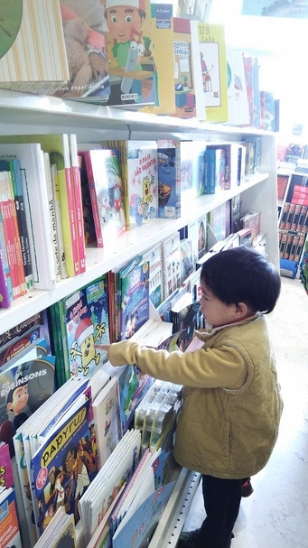Santa Apolonia Train Station 火車站裡，愕，好大一間小書店。