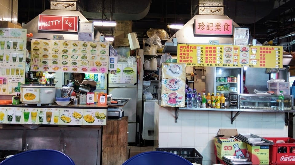 菜市場熟食部。看著檔主們在沒客人的疫情期間，動作細緻地煮咖啡和烤麵包，還一邊跟吃東西著小孩、中學生聊天。這樣方所小地方，是不是很適合做社區小書檔？