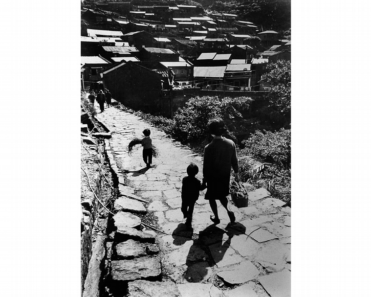 基山街尾段，大竿林部落遙遙在前，九份，1961。（鄭天全提供）