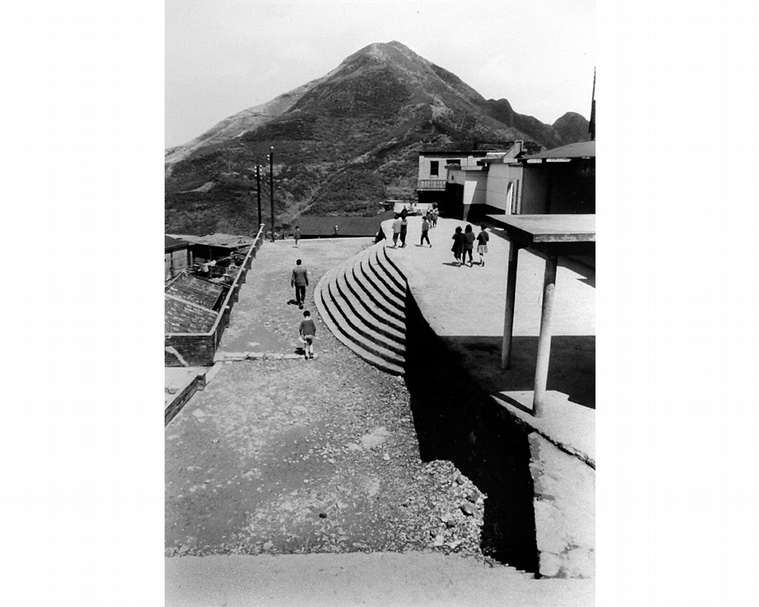 聖明宮（關帝廟）前的廣場，背景為雞籠山 ，九份，1960。（鄭天全提供）