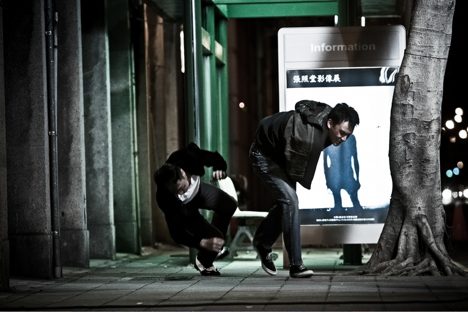 公車候車亭燈箱前後皆為張照堂「在與不在」系列作品。（劉振祥提供）