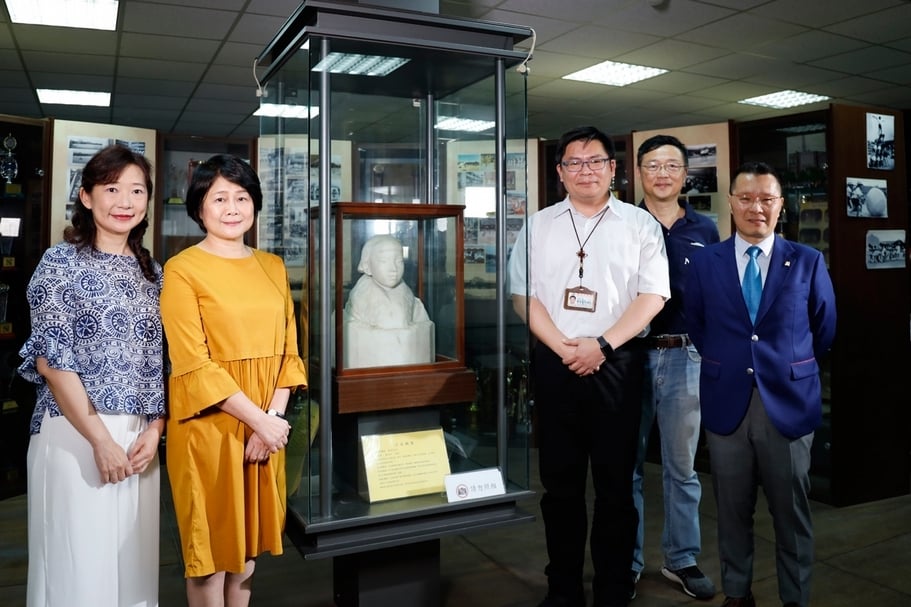 展覽總策畫林曼麗教授、太平國小徐昀霖校長及校友與《少女》胸像合影留念。（北師美術館提供）