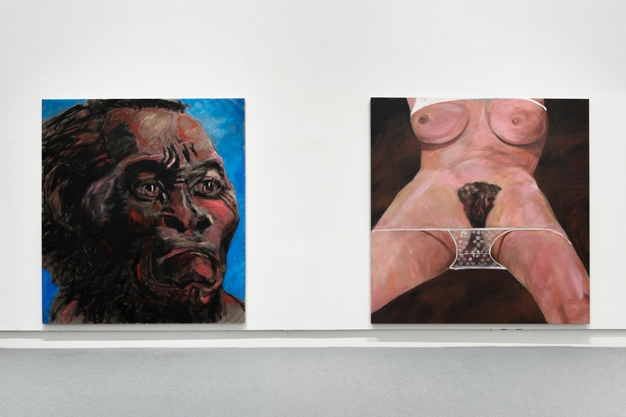趙剛關渡美術館個展展場，《猿王》與《國母》並置後產生了有趣的互文解讀狀態。（亞紀畫廊提供）
