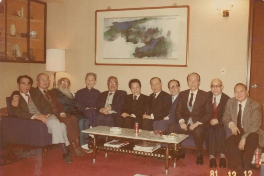 1981年12月,王新衡與藝文界好友們張大千、高陽、郎靜山、江兆申等人相聚於王新衡寓所,在《東湖瑞翠》之下留影紀念。(本刊資料室)