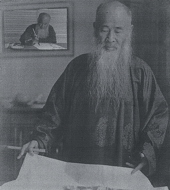 張大千作畫時的專注神情。(本刊資料室)