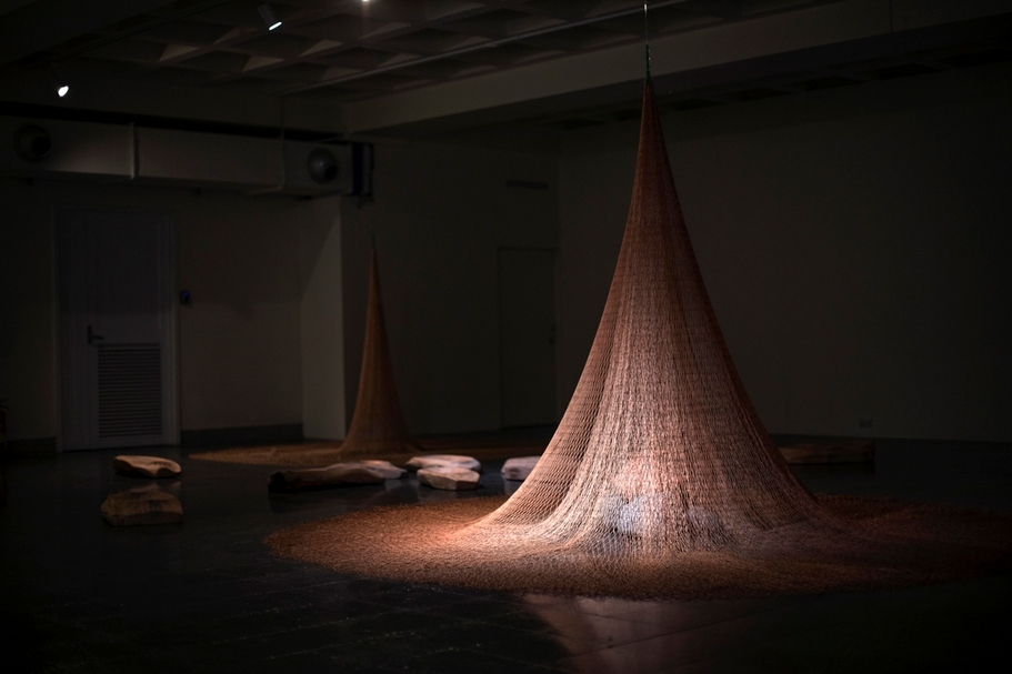 cepo’者播藝術中心的作品《起爐》和《在海邊的生活》展覽現場。（國立臺灣工藝研究發展中心提供）