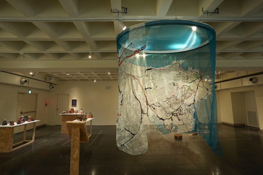 左為曾淑玲的陶藝作品系列，右為秋山清的作品《Yokosuka》。（國立臺灣工藝研究發展中心提供）