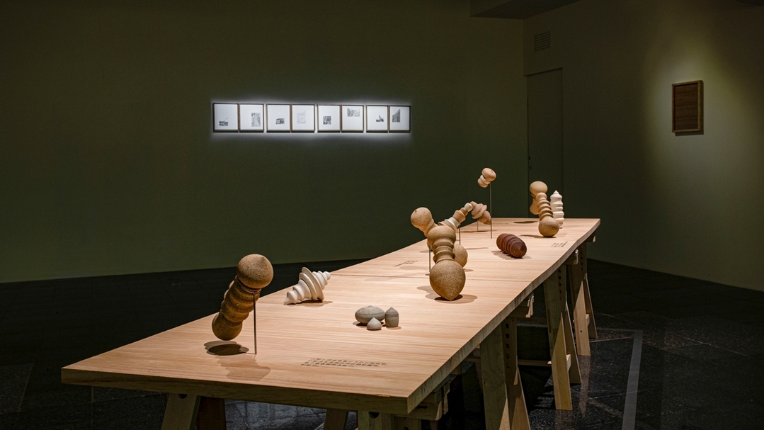 劉致宏作品《聲之形》雕塑系列作品和牆上的《聲音地誌桃園篇：素描》系列作品。（國立臺灣工藝研究發展中心提供）