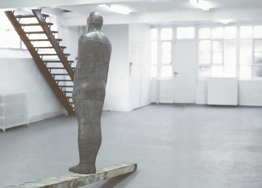 霍夫肯畫廊1987年舉辦Antony Gormley 展覽的照片。（霍夫肯畫廊提供）