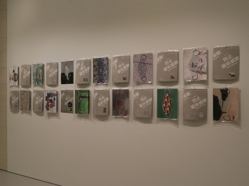 「防止藝術擴散」展覽中，藝術家的作品圖像印製在口罩上，呼應這次的肺炎疫情。（本刊資料室）