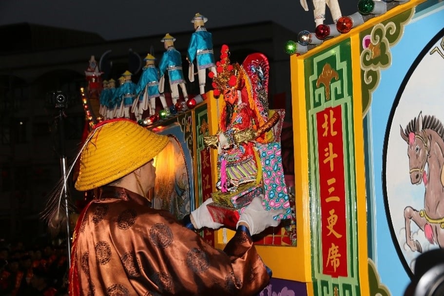 保西代天府奉請糊紙王爺神像登上王船。（作者提供）