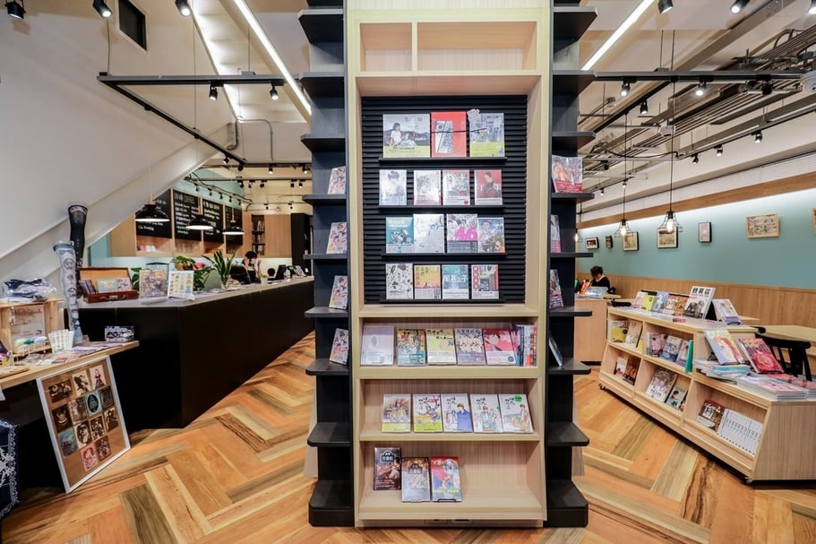 臺灣漫畫基地一樓的基地書店重新裝修書店空間，並延長營業時間至晚上九點，將「臺灣漫畫面向世界的第1道櫥窗」打造得更為舒適溫馨。（臺灣漫畫基地提供）