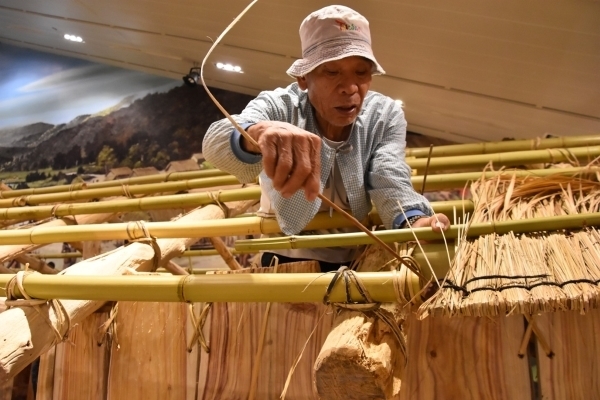 噶瑪蘭族耆老協助建造傳統家屋
