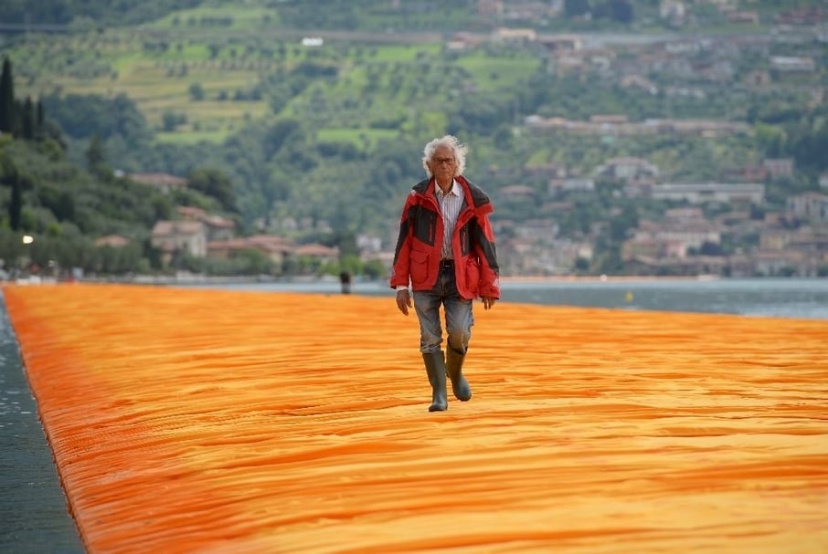 2016年,克里斯多在其地景藝術裝置《浮動碼頭》(The Floating Piers)上行走。(© AFP)