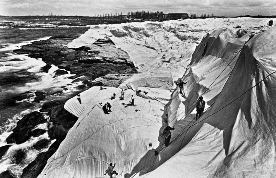 1960年代末,克里斯多與珍妮-克勞德創作的《包覆澳洲》(Wrapped Coast, Australia)。(© Christo and Jeanne-Claude)