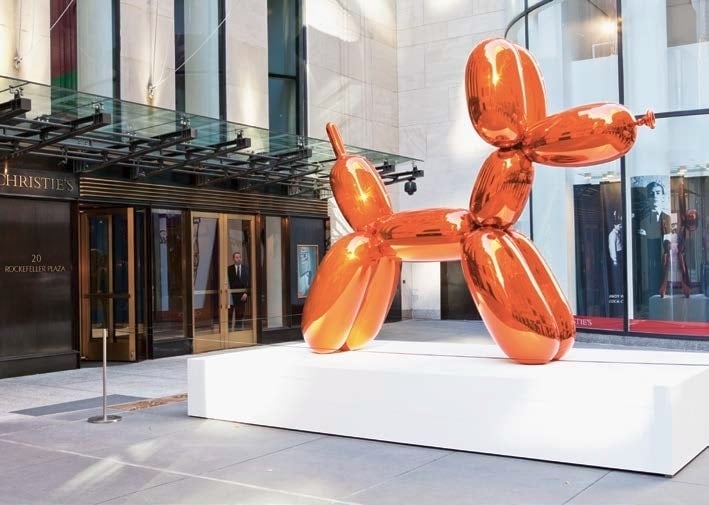 傑夫．昆斯，《氣球狗（橘）》（Balloon Dog (Orange) , 1994-2000），於2013 年拍出5,840萬5,000美金高價之前在紐約佳士得拍賣公司外面展示。（本刊資料室）