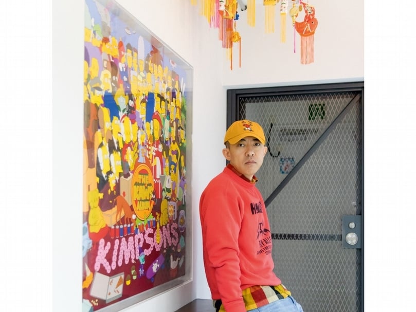 NIGO®（長尾智明）於KAWS作品《THE KAWS ALBUM》前合影，此作是NIGO®委託KAWS於2005年創作。（© Sotheby's）