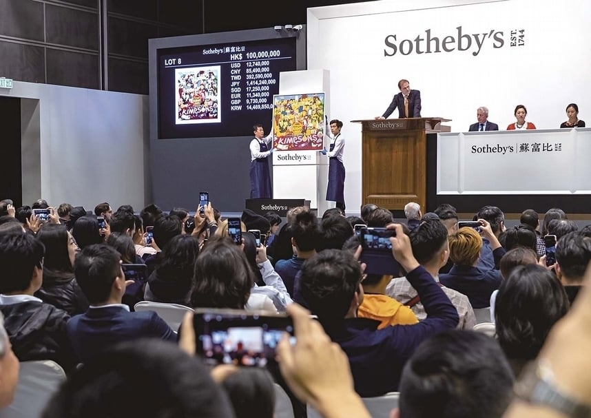 2019年，KAWS在香港蘇富比「NIGOLDENEYE®」專拍中以一件2005年委託KAWS製作的《The KAWS Album》畫作以破億港元創造驚人的價格，為亞洲藝術拍賣注入熱潮。（© Sotheby's）