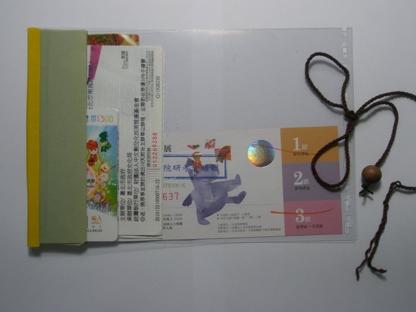 9.將紙卡裁剪成適合的大小後插入，即完成了內頁製作；紙卡除了可以利用造型剪刀剪出活潑的曲線外，還可以利用紙卡的大小不同來增加層次感喔！封面、封底可使用投影片或彩紙，上下各貼一張；在封面上彩繪或拼貼……等；最後在左側書背黏上書背膠，一本具有個人特色的手工旅遊手冊就完成囉！