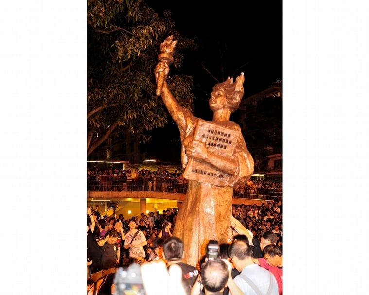 歷經沒收爭議後，2010年6月4日晚間，逾兩千名香港中文大學師生與市民迎接新民主女神運抵校園。（https://www.flickr.com/photos/laihiu/4670206659/in/photostream/，CC BY-NC 2.0）