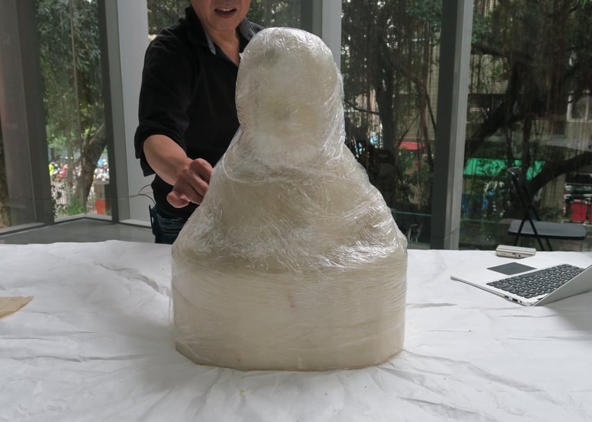 黃土水《少女》胸像清潔，修復師將藥劑調成凝膠狀，用紗布纏繞雕像後塗覆上去，再用保鮮膜完全的包覆住。（本刊資料室）