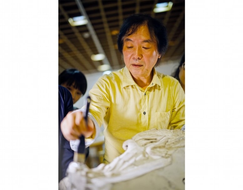 修復師森純一。（北師美術館提供，攝影／黃宏錡）