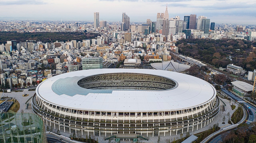東京奧運延期，使日本想藉此刺激經濟的契機也遭受打擊。圖為東京新國立競技場。（圖片來源：維基百科）