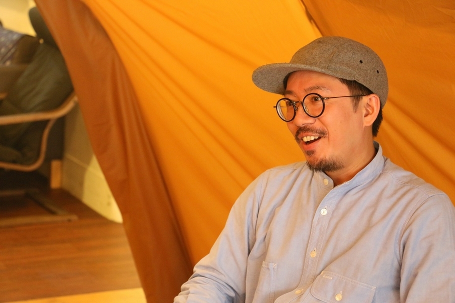何樵暐，互動設計師。對於電子產品及互動設計為人類帶來的負面影響有強烈的興趣。包含行為思考的改變、精神疾病的產生、心理行為的制約等等。樵以「Digital Medicine」、「Process-based Interaction」以及「Object Mind」等互動設計理念為架構，並相信互動設計是人類與外在物件(object)的溝通方式，而透過這些物件，互動設計也是人類與自身內在的溝通語言。這內在與外在的循環溝通模式在現今以科技為導向的生態圈中形成了一個既定流程。樵的研究主要在於如何運用在這個模式