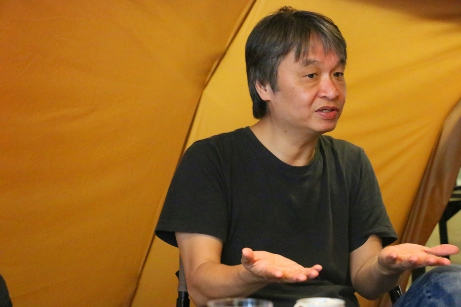 小莊，台灣知名廣告導演，執導作品超過五百部，曾獲時報與亞太廣告獎肯定。斜槓身分是漫畫家，二〇一四年金漫獎青年與年度漫畫大獎雙料得主，多次代表台灣參加法國安古蘭漫畫節、比利時漫畫博物館個展與羅浮宮漫畫計畫等，並受邀為義大利盧卡漫畫節與德國慕尼黑漫畫節參展藝術家。漫畫作品《廣告人手記》創下十八刷紀錄，《窗》榮獲新聞局優良劇情漫畫獎「優勝」，《八〇年代事件簿》榮獲金漫獎青年與年度漫畫大獎，《老爸練習曲》再度入圍金漫獎青年漫畫類，作品售出法、德、義、西等多國版權。《天橋上的魔術師 圖像版》為首次跨界合作
