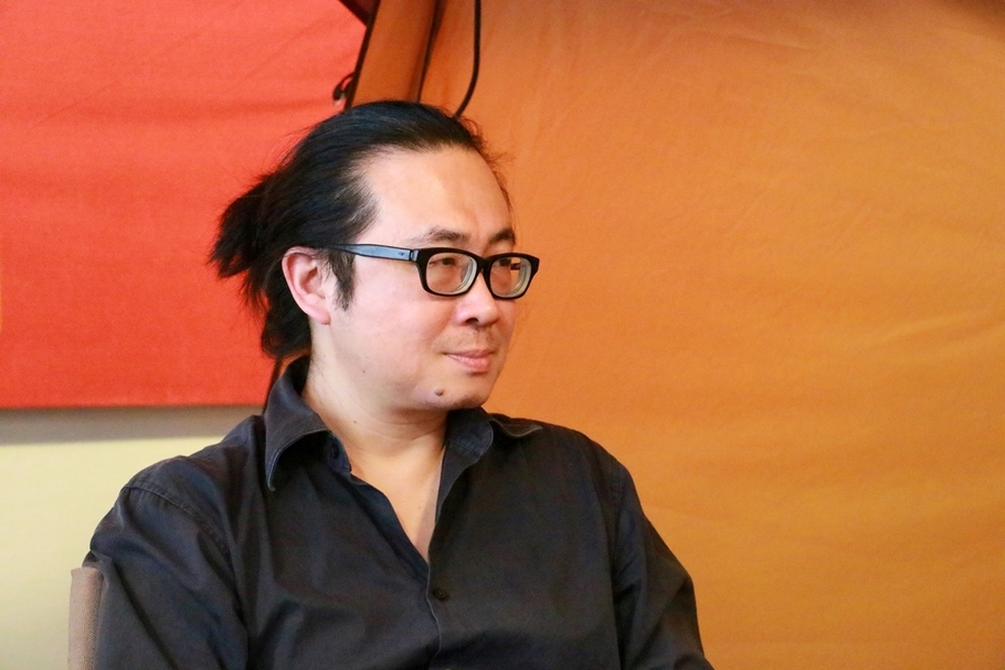 漫畫家阮光民，作品深具人文色彩，擅長捕捉台灣庶民的生活，以及人與人之間的溫情義理， 藉著樸實無華的畫風試圖尋找台灣值得代代相傳的生存價值。 歷年來多次榮獲大獎肯定，《東華春理髮廳》與《用九柑仔店》亦改編成偶像劇。創作作品：《東華春理髮廳》、《幸福調味料》、《天國餐廳》系列三冊、《警賊：光與闇》系列二冊、《用九柑仔店》系列五冊等，並跨界合作舞台劇《人間條件》漫畫版 及《天橋上的魔術師 圖像版》，備受矚目。