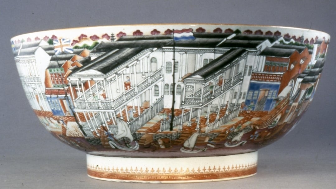 廣州日後發展為清代時最重要外國貿易口岸，當時製作的粉彩碗上，飄揚著各國與公司的旗幟，可以理解當時的貿易盛況。這類碗之後以「hong punch bowl」或「hong bowl」著名。（CC BY-NC-SA 4.0）