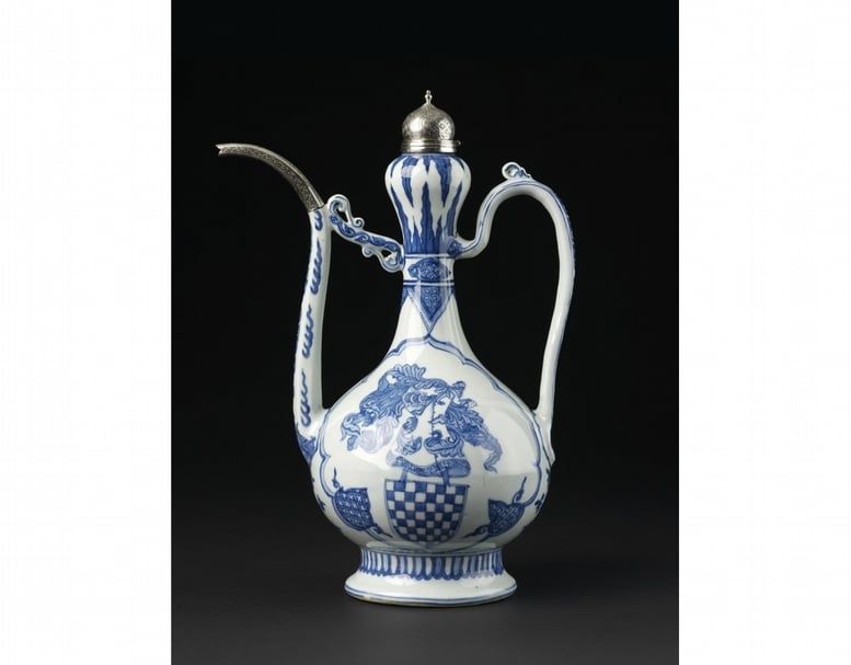 青花瓷提壺附金屬裝飾。（© Victoria and Albert Museum）