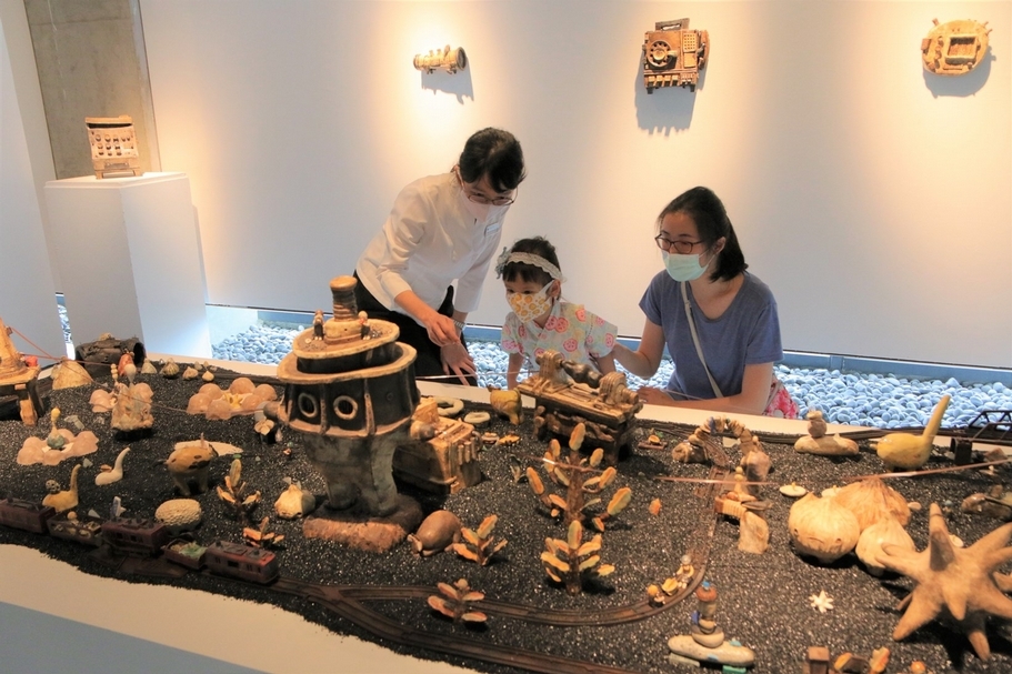 展期間特別推出「親子導覽」，以趣味的方式帶著親子觀眾探索有趣的彩繪作品。