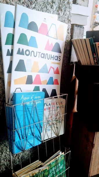 《Plasticus Maritimus》：歡喜見到作者《誰都不准通過!》的作者 Isabel Minhós Martins; 和繪者Bernardo P. Carvalho與他們的夥伴 Ana Pêgo剛剛以「海洋塑膠」為主題得到拉加茲知識類繪本大獎的作品《Plasticus Maritimus》。但我買下了他們另外一本《一年自然觀察》（《Um Ano Inteiro》），原來自然與生態，也是這兩位作者的創作主題！