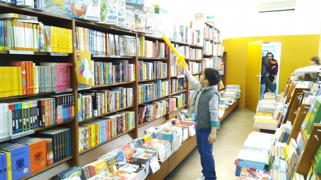 里斯本的Bertrand Livreiro 童書在書店動線最盡頭，店員後方是更大的洞穴—書庫。