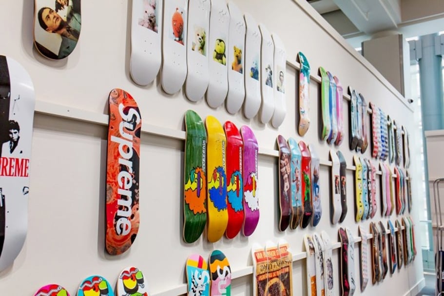 青年收藏家Carson Guo於蘇富比（Sotheby’s「20 Years of Supreme」線上拍賣中以80萬美元出價競得潮牌Supreme於1998年至2018年推出的各款滑板共計248件作品，並將作品呈現在自己籌備的藝術品牌商店。（© Sotheby's）