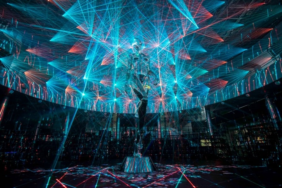 Dior於2019年的秋冬雷射激光秀即邀請日本藝術家空山基（Hajime Sorayama）所構思、設計。（©Alessandro Garofalo）