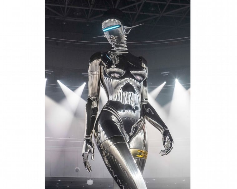 日本藝術家空山基（Hajime Sorayama）作品以機器人冰冷的胴體擺弄著煽情的愛慾姿態，其濃烈大膽的情色意味反映他對人性的細膩觀察，讓不老機械姬長年成為諸多時尚品牌的謬思。（©Alessandro Garofalo）