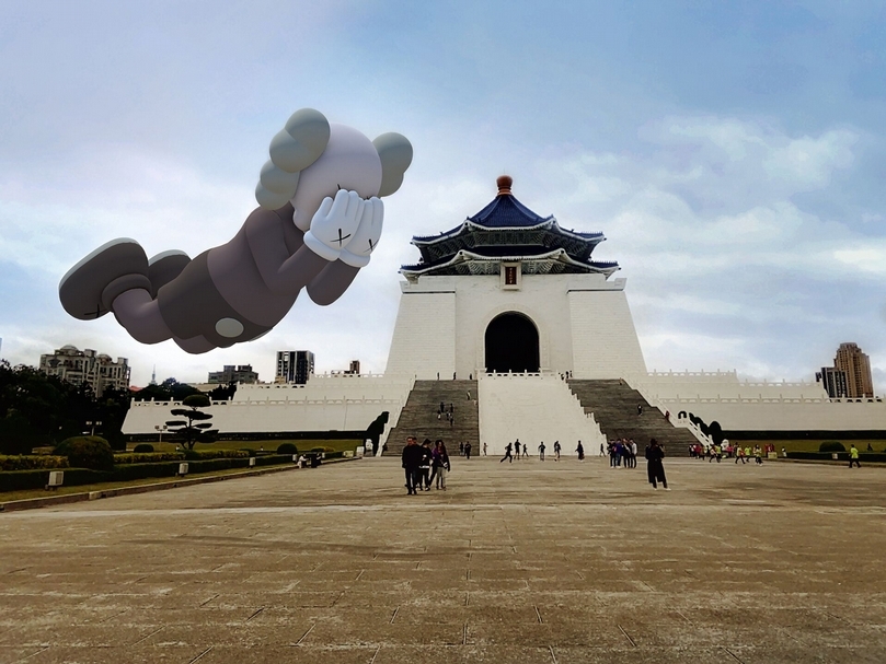 KAWS《COMPANION (EXPANDED)》，臺北中正紀念堂， 2020。（©KAWS and Acute Art.）