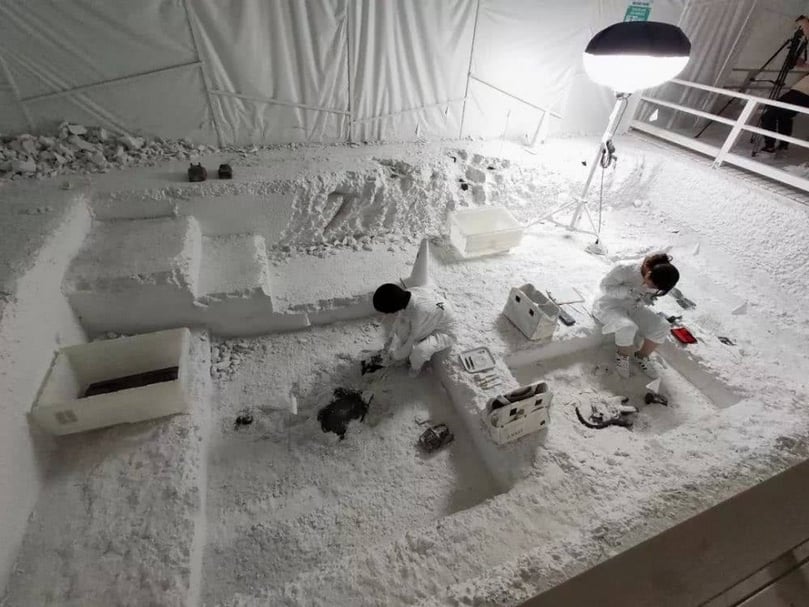 丹尼爾‧阿爾軒「現在在現」展覽現場，他的創作思維以「虛擬考古」和「未來遺物」為概念，以呈現日常物件的腐朽衰敗狀態，帶出時空推演之下的人類何以觀看過去與創造未來，其沉斂冷凝風格發人深省。（©Daniel Arsham）