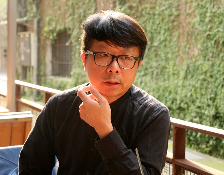 王誌成，資深電影美術、美術指導等。日本武藏野美術大學映像學系畢業。1991年開始投入影像美術設計領域，2006年成立Production Design公司，致力於推動業界重視廣告、電影美術，爾後也跨足擔任影像導演一職，拍攝廣告、短片、紀錄片等作品，其中曾以短片《題紅葉》獲頒金穗獎優等影片、最佳美術設計。 電影美術作品方面，曾和侯孝賢、王家衛、陳凱歌等知名導演合作，參與拍攝《千禧曼波》、《一代宗師》、《妖貓傳》等片；此外，他也曾任盧貝松《LUCY》、馬丁史柯西斯《沉默》台灣區美術指導，國際合作經驗