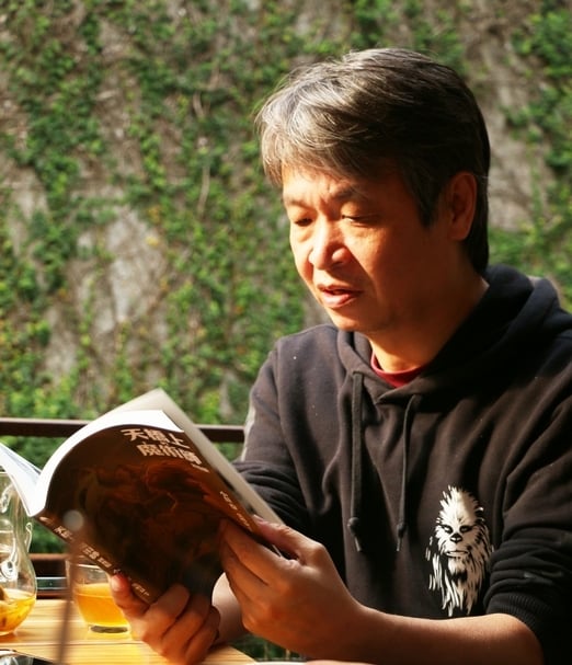 小莊，台灣知名廣告導演，執導作品超過五百部，曾獲時報與亞太廣告獎肯定。斜槓身分是漫畫家，二〇一四年金漫獎青年與年度漫畫大獎雙料得主，多次代表台灣參加法國安古蘭漫畫節、比利時漫畫博物館個展與羅浮宮漫畫計畫等，並受邀為義大利盧卡漫畫節與德國慕尼黑漫畫節參展藝術家。漫畫作品《廣告人手記》創下十八刷紀錄，《窗》榮獲新聞局優良劇情漫畫獎「優勝」，《八〇年代事件簿》榮獲金漫獎青年與年度漫畫大獎，《老爸練習曲》再度入圍金漫獎青年漫畫類，作品售出法、德、義、西等多國版權。《天橋上的魔術師 圖像版》為首次跨界合作