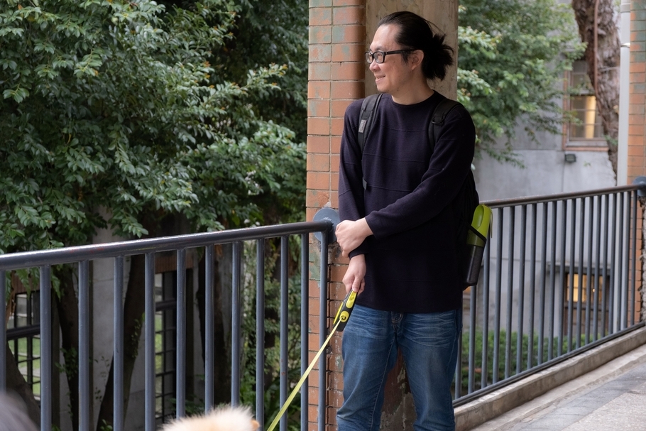 漫畫家阮光民，作品深具人文色彩，擅長捕捉台灣庶民的生活，以及人與人之間的溫情義理， 藉著樸實無華的畫風試圖尋找台灣值得代代相傳的生存價值。 歷年來多次榮獲大獎肯定，《東華春理髮廳》與《用九柑仔店》亦改編成偶像劇。創作作品：《東華春理髮廳》、《幸福調味料》、《天國餐廳》系列三冊、《警賊：光與闇》系列二冊、《用九柑仔店》系列五冊等，並跨界合作舞台劇《人間條件》漫畫版 及《天橋上的魔術師 圖像版》，備受矚目。