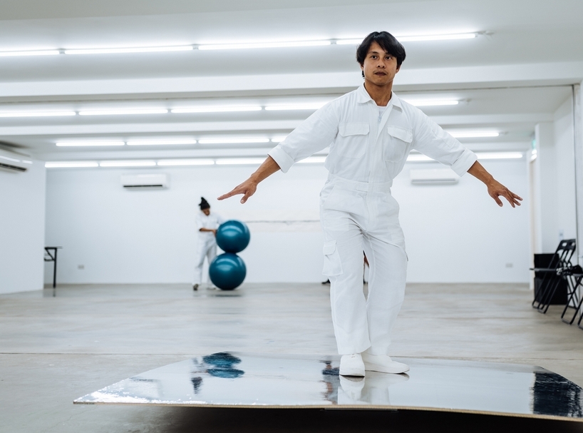 台灣藝術家／設計師宮保睿與新加坡舞蹈團體RAW Moves的合作作品《存在與器官》的表演現場。（攝影／ Crispian Chan）