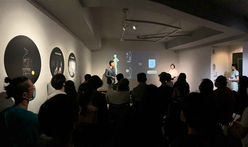 顧廣毅作品《祖母母親》在立方計劃空間的階段性發表，此圖為虛擬的2050年的醫療中心發表會的現場。（攝影／張芮慈）