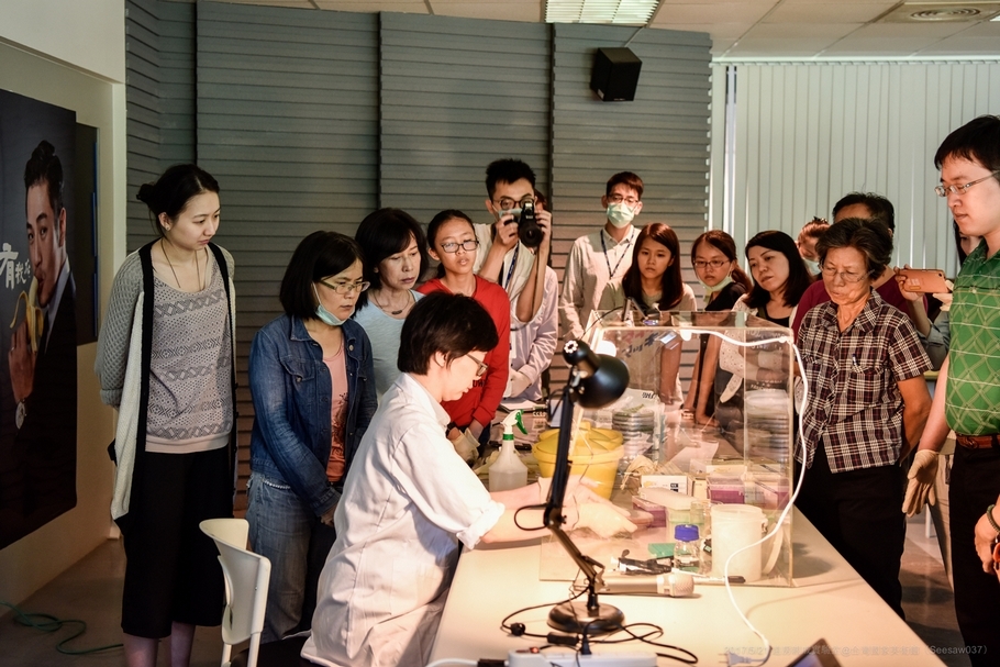 遠房親戚實驗室，2017年《有我TM》於台中國立臺灣美術館舉辦的基因編輯技術工作坊。（遠房親戚實驗室提供）